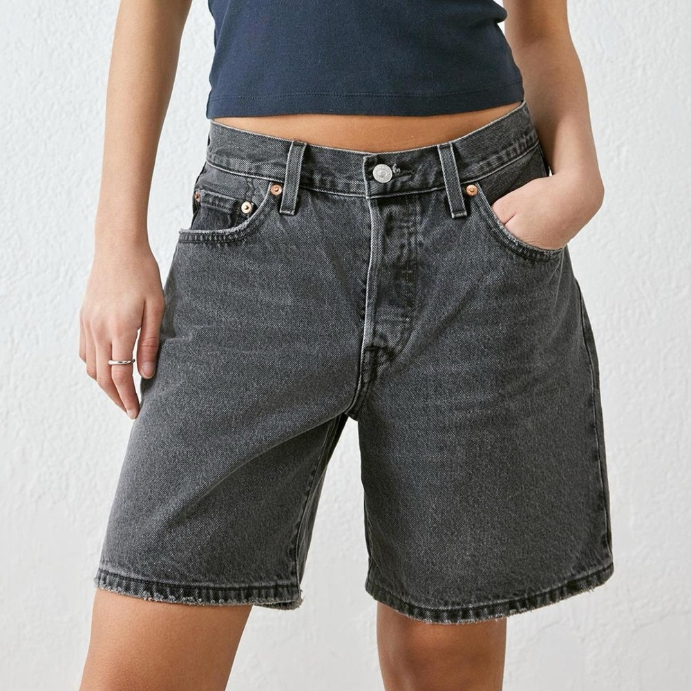 Levi’s 501 90s Shorts in Worn in Black Size 23